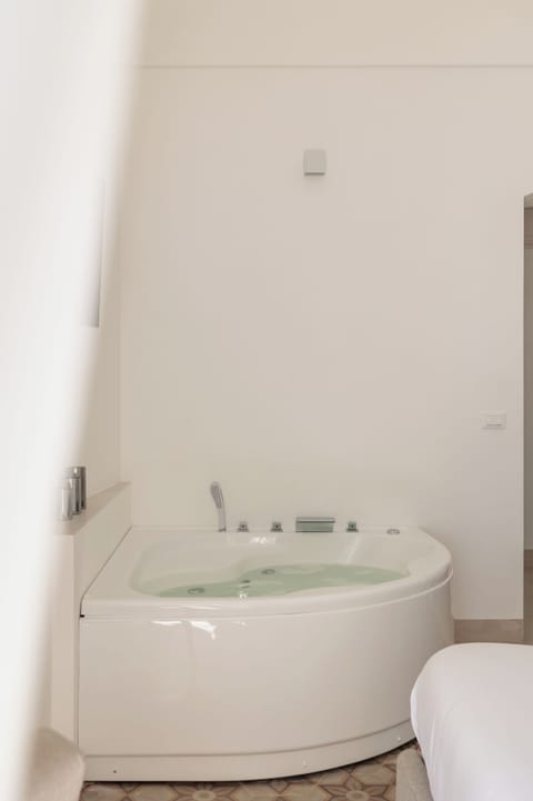 Deluxe Room, Sea View | In-room safe, individually decorated, individually furnished, desk