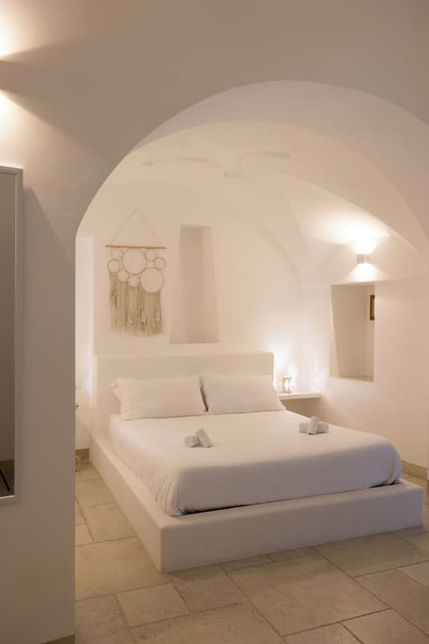 Classic Room | In-room safe, individually decorated, individually furnished, desk