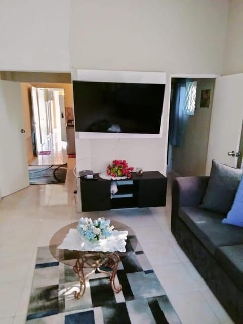 Apartment, 2 Bedrooms, Accessible, Smoking | Living room