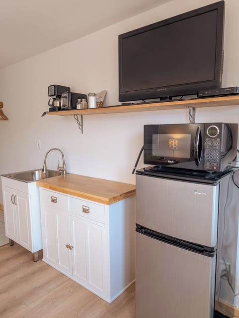 Honeymoon Single Room, 1 Queen Bed, Kitchenette, Ocean View | Private kitchenette | Full-size fridge, microwave, coffee/tea maker, electric kettle