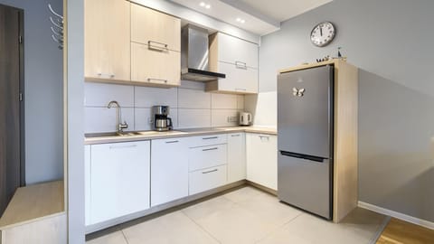 Apartment (19) | Private kitchen | Fridge, stovetop, electric kettle, cookware/dishes/utensils
