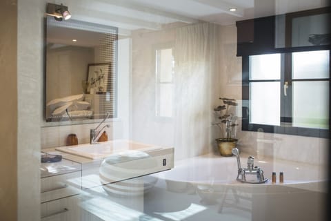 Junior Suite | Bathroom | Free toiletries, hair dryer, bathrobes, slippers