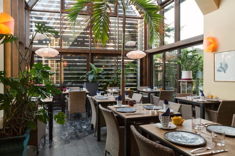 Lunch and dinner served