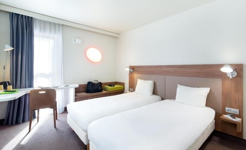 Standard Room, 2 Twin Beds | Premium bedding, desk, soundproofing, iron/ironing board