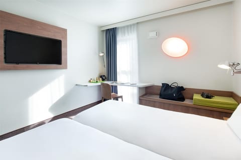 Standard Room, 2 Twin Beds | Premium bedding, desk, soundproofing, iron/ironing board