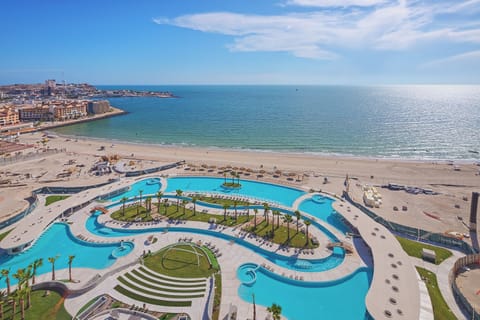 3 outdoor pools, free cabanas, pool umbrellas