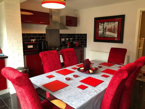 Room, 2 Bedrooms | Dining room