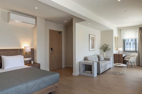 Port Suite | In-room safe, desk, laptop workspace, free WiFi