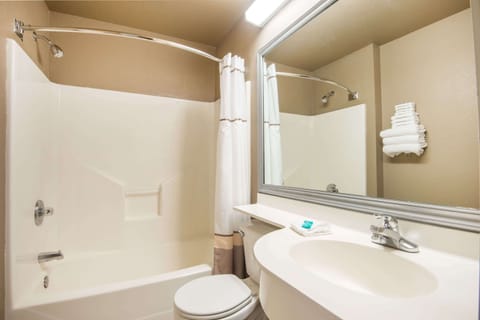 Combined shower/tub, free toiletries, hair dryer, towels