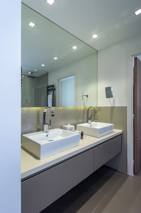 Deluxe Room, Terrace | Bathroom | Free toiletries, hair dryer, bathrobes, towels