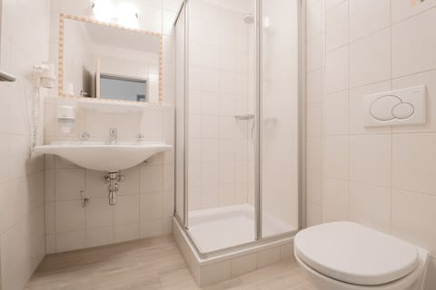 Comfort Single Room | Bathroom | Hair dryer, towels, soap, shampoo