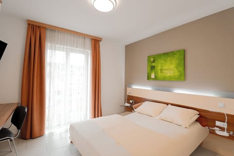 Desk, laptop workspace, free WiFi