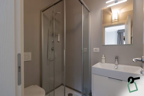 Double Room, Balcony | Bathroom | Shower, bidet