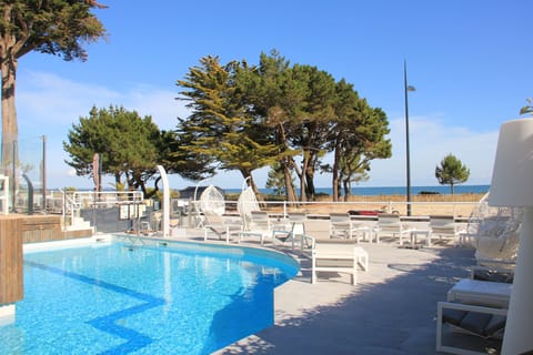 Outdoor pool, pool umbrellas, sun loungers