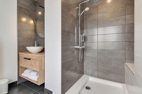 Superior Double Room | Bathroom | Shower, hair dryer, towels