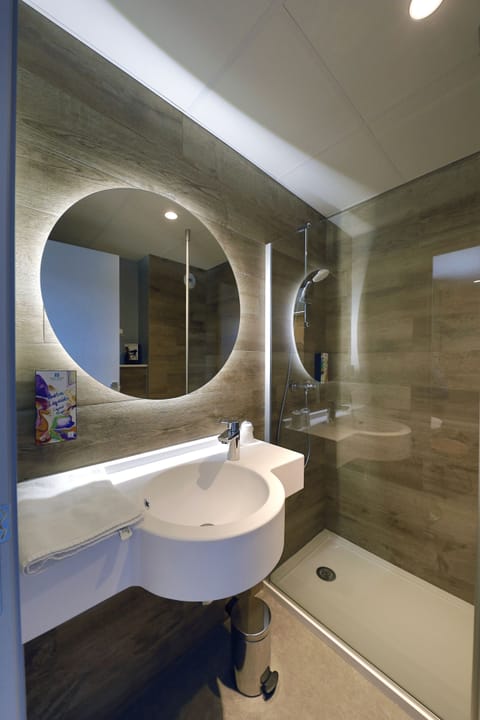 Double Room | Bathroom | Shower, rainfall showerhead, hair dryer, towels