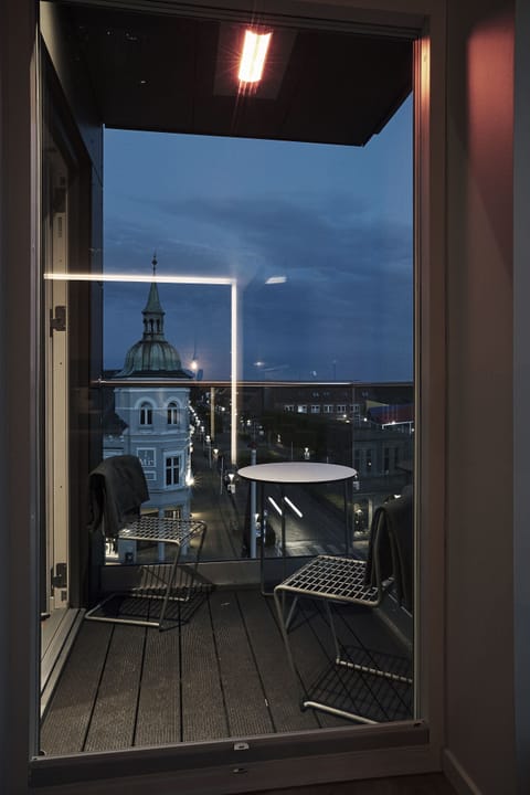 Panoramic Suite, 1 King Bed, Hot Tub, Corner | 1 bedroom, premium bedding, pillowtop beds, desk