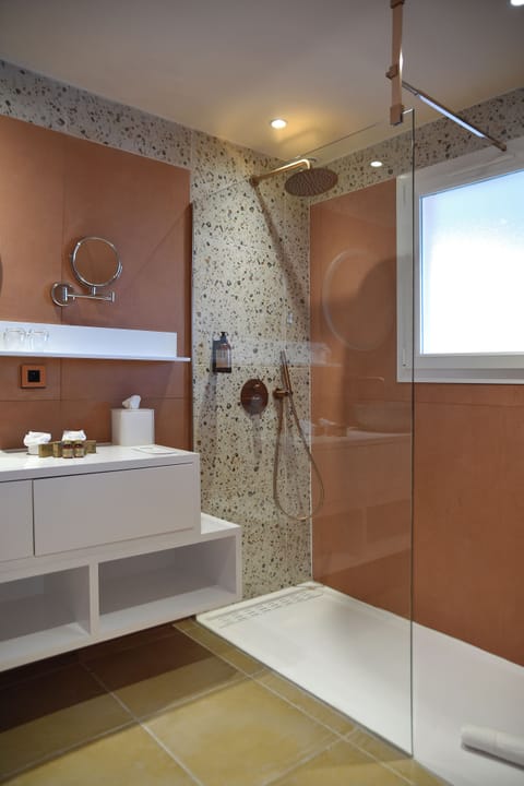 Shower, rainfall showerhead, free toiletries, hair dryer