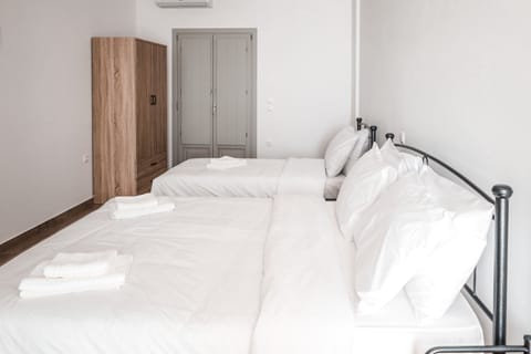 Basic Triple Room, Sea View | Soundproofing, iron/ironing board, free WiFi, bed sheets