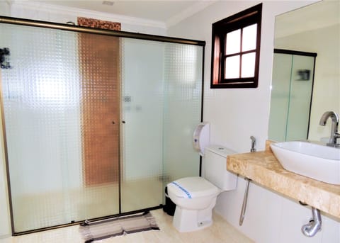 Deluxe Suite | Bathroom | Hair dryer, soap, shampoo, toilet paper