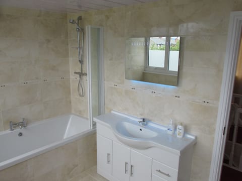 Superior Suite | Bathroom | Free toiletries, hair dryer, towels