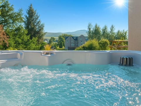 Cottage | Outdoor spa tub