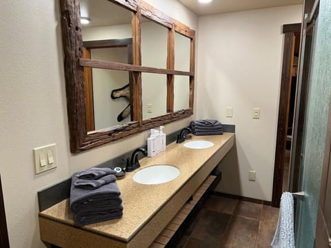 Executive Suite, 1 Bedroom, Marina View, Oceanfront | Bathroom | Free toiletries, hair dryer, towels, soap