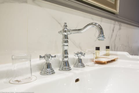 Junior Suite | Bathroom | Hair dryer, towels