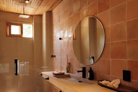 Suite, Balcony, Garden View | Bathroom