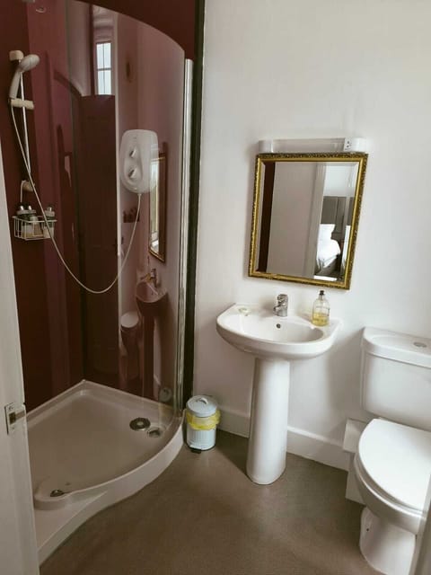 Superior Double Room, City View | Bathroom | Free toiletries, hair dryer, towels, soap