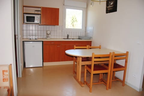 Apartment, 1 Bedroom | Private kitchenette | Fridge, microwave, stovetop, coffee/tea maker