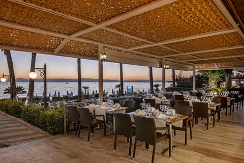 2 restaurants; breakfast, lunch, and dinner served