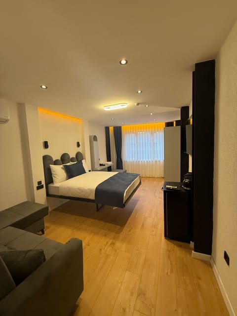 Deluxe Room | Minibar, soundproofing, iron/ironing board, free WiFi