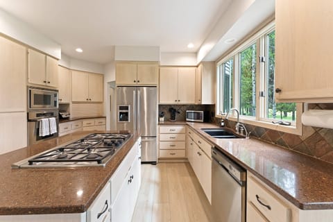 House, 5 Bedrooms | Private kitchen | Fridge, oven, coffee/tea maker, toaster