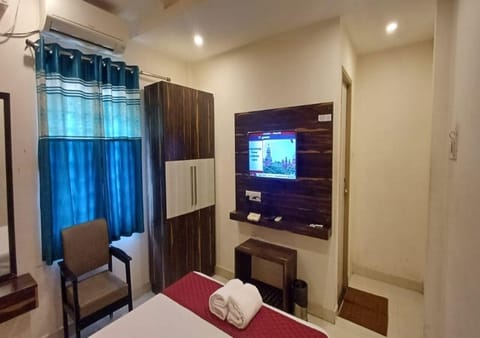 Deluxe Room, 1 Queen Bed | Desk, free WiFi