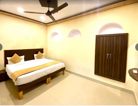 Double Room | Rollaway beds, free WiFi, bed sheets