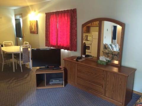 Deluxe Cabin, 2 Queen Beds, Kitchenette | Desk, WiFi (free)