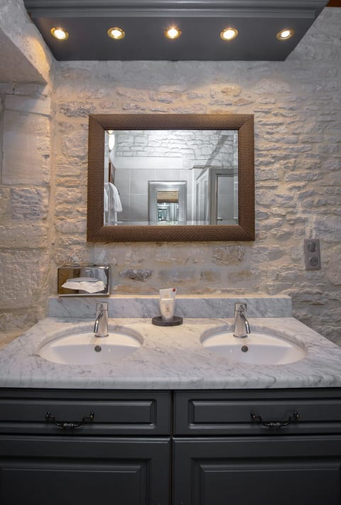 Superior Double Room | Bathroom | Hair dryer, bathrobes, slippers, towels