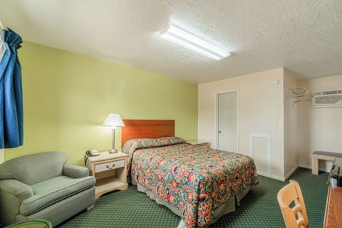 Room, 1 Queen Bed, Non Smoking | Iron/ironing board, free WiFi, bed sheets