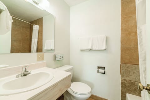 Room, 1 King Bed, Smoking | Bathroom | Towels