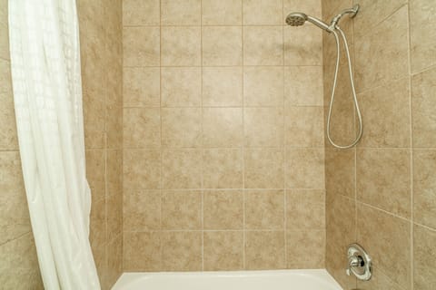 Room, 1 Queen Bed, Non Smoking | Bathroom | Towels