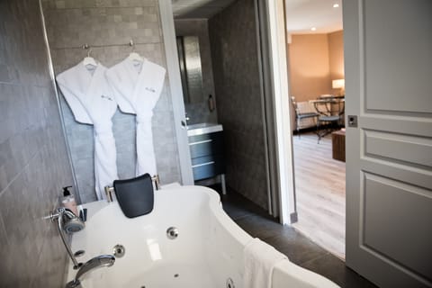 Suite | Private spa tub