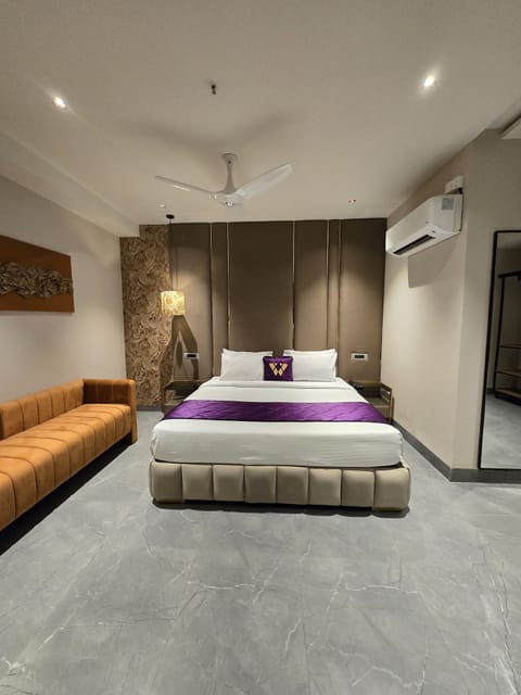 Business Room | In-room safe, iron/ironing board