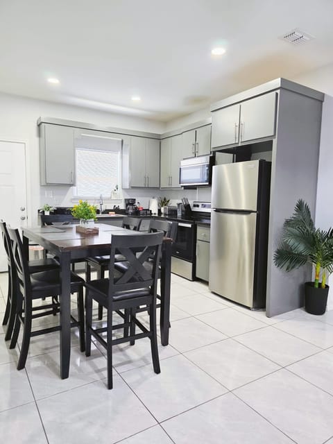 House | 3 bedrooms, high-speed internet