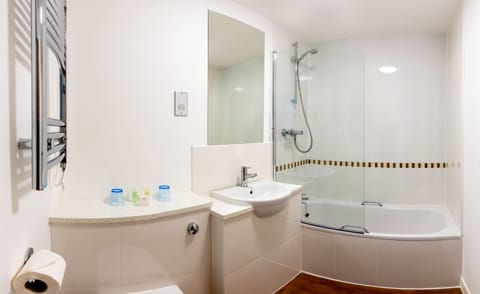Twin Room with Sea View | Bathroom | Free toiletries, towels