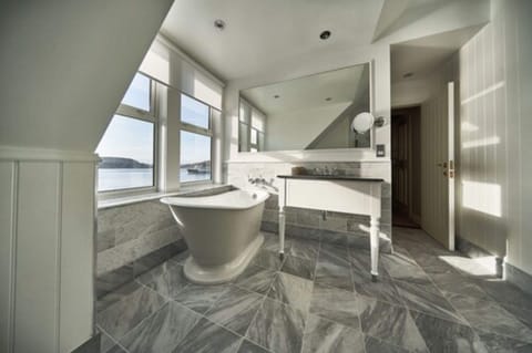 Bay View Junior Suite | Bathroom | Combined shower/tub, eco-friendly toiletries, hair dryer, towels