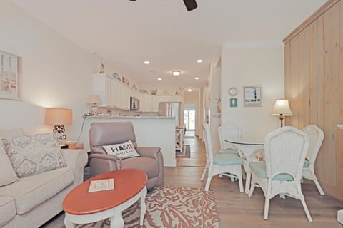 House, 2 Queen Beds (Knock Out) | Living area