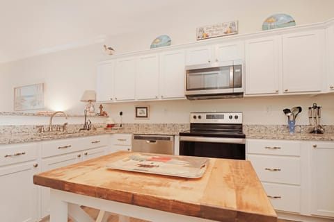 House, 2 Queen Beds (Knock Out) | Private kitchen