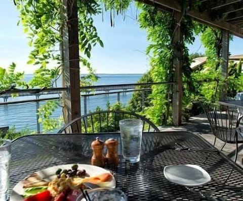 Breakfast, lunch, dinner served; local cuisine, ocean views 