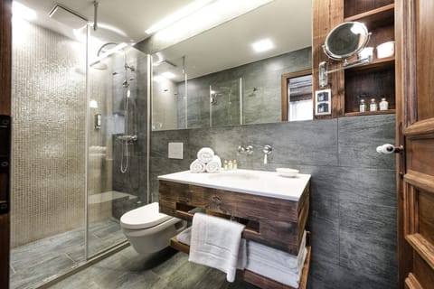 Junior-Chalet, including Oberstaufen Plus Card | Bathroom | Hair dryer, bathrobes, slippers, towels